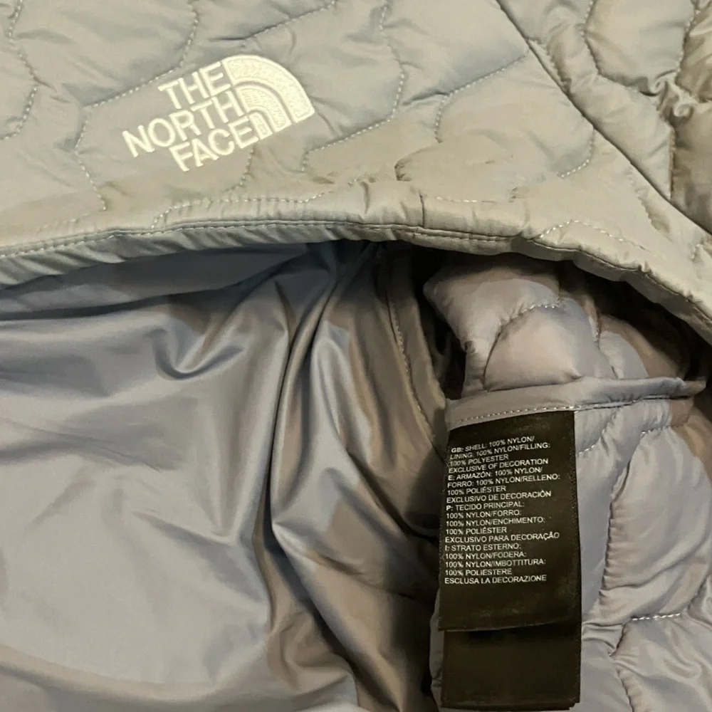 The North Face Men’s Jacket Coat Light Gray Quilted Puffer Lightweight Like New - Picture 7 of 8